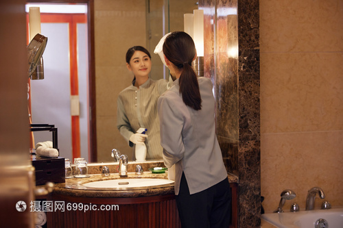 酒店保洁员客房洗漱区域整理清洁与餐饮管理